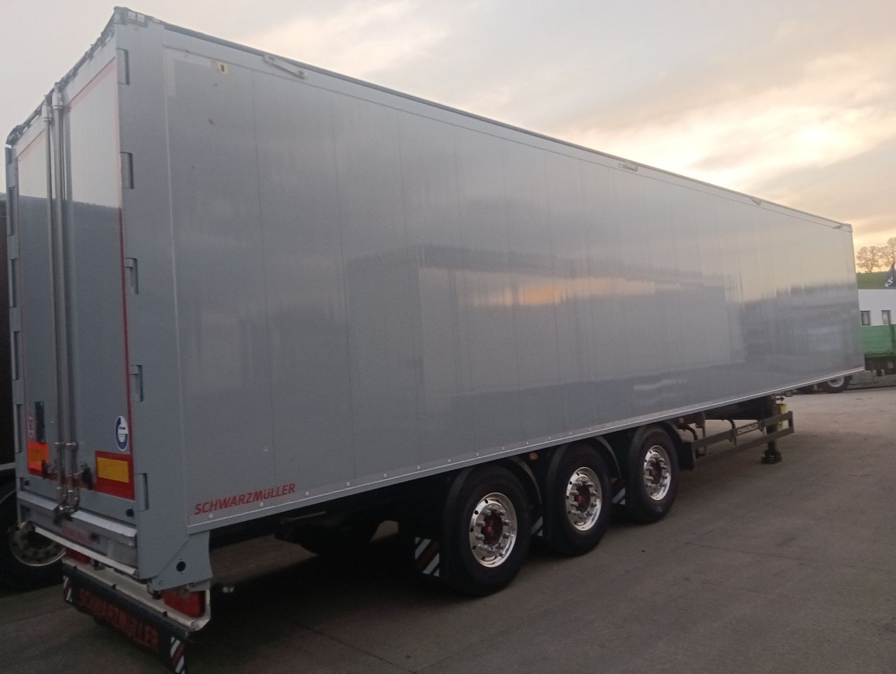 Schwarzmüller 3-Achs8mm VollALU -FULL OPTION 91m3 7450kg,ALCOA - Sơ mi rơ moóc sàn đi bộ: hình 3 Schwarzmüller 3-Achs8mm VollALU -FULL OPTION 91m3 7450kg,ALCOA - Sơ mi rơ moóc sàn đi bộ: hình 3