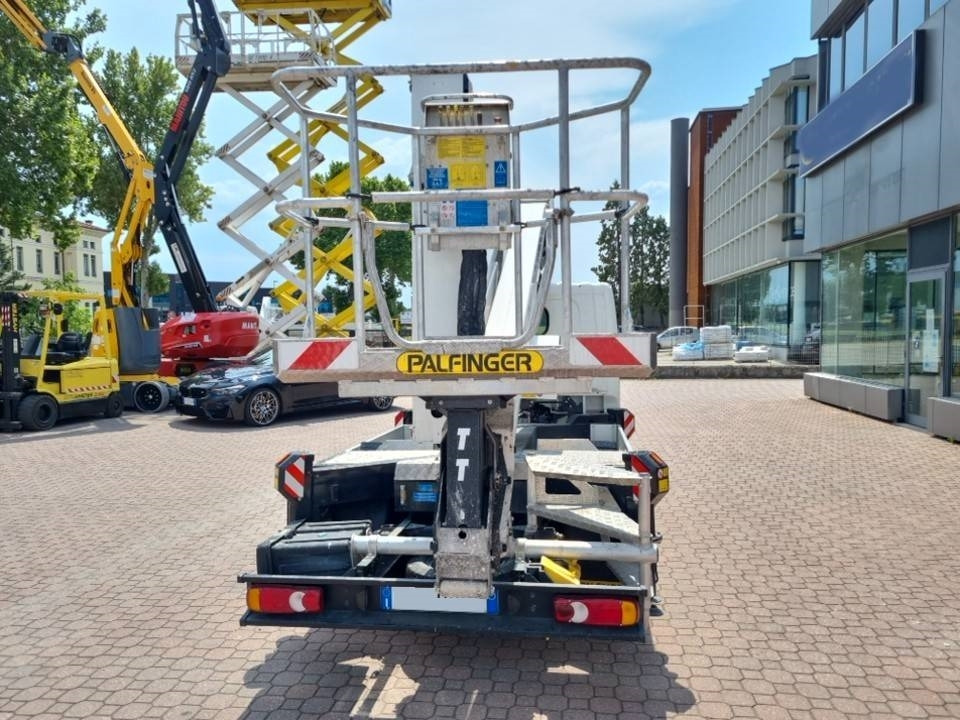 Palfinger P 240 AXE - Nền bục trên không gắn trên xe tải: hình 4 Palfinger P 240 AXE - Nền bục trên không gắn trên xe tải: hình 4