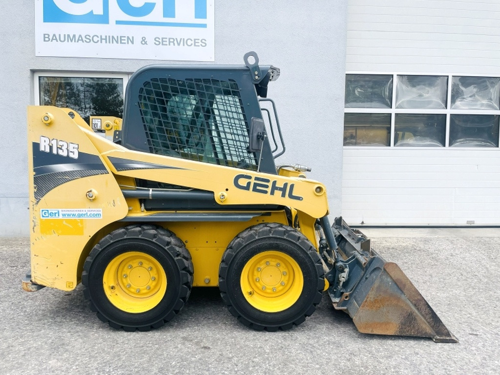 Gehl R135 (4068) - Máy xúc lật đa năng: hình 2 Gehl R135 (4068) - Máy xúc lật đa năng: hình 2