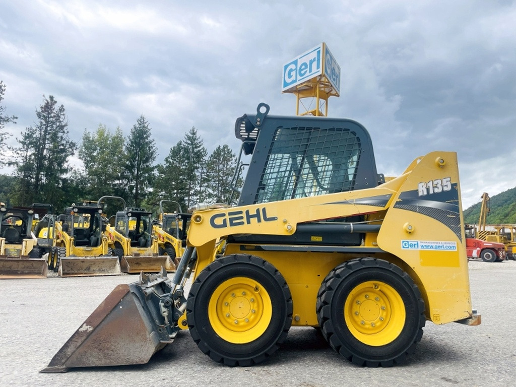 Gehl R135 (4068) - Máy xúc lật đa năng: hình 1 Gehl R135 (4068) - Máy xúc lật đa năng: hình 1