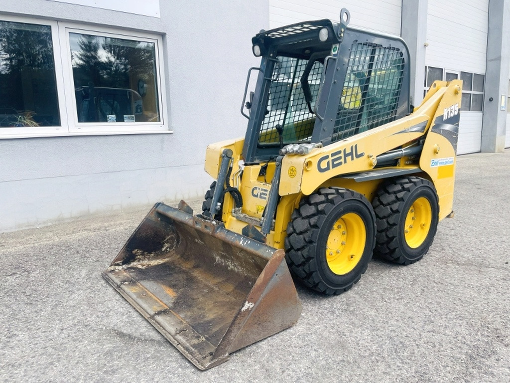 Gehl R135 (4068) - Máy xúc lật đa năng: hình 4 Gehl R135 (4068) - Máy xúc lật đa năng: hình 4