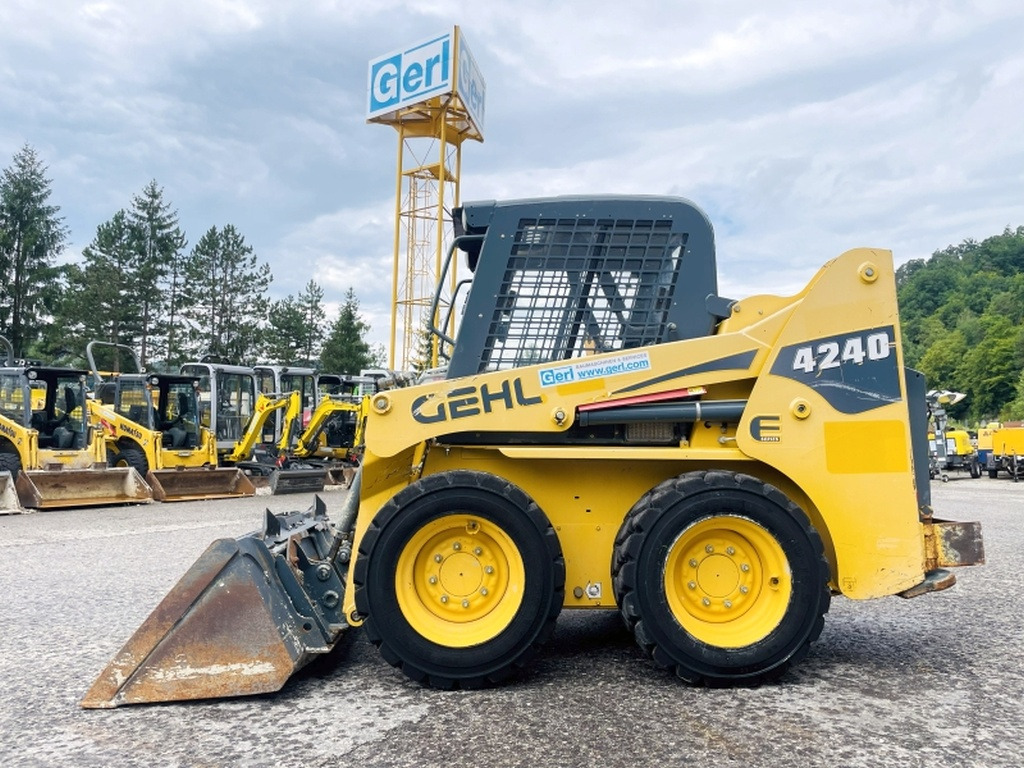 Gehl SL4240 (4035) - Máy xúc lật đa năng: hình 1 Gehl SL4240 (4035) - Máy xúc lật đa năng: hình 1