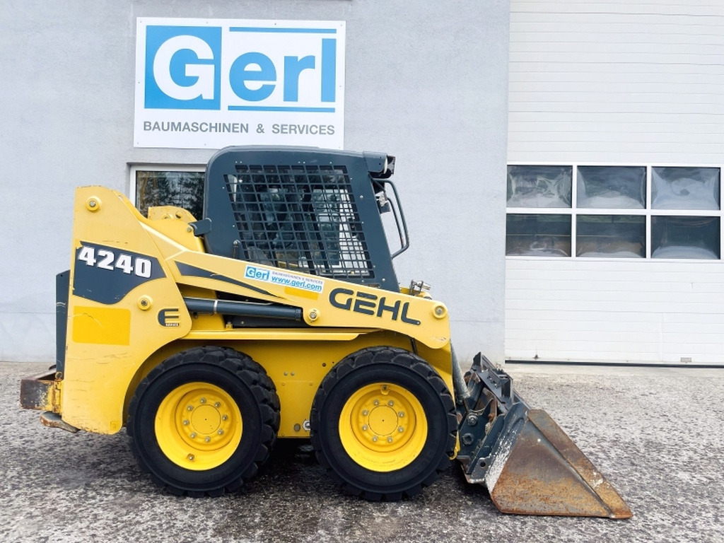 Gehl SL4240 (4035) - Máy xúc lật đa năng: hình 2 Gehl SL4240 (4035) - Máy xúc lật đa năng: hình 2