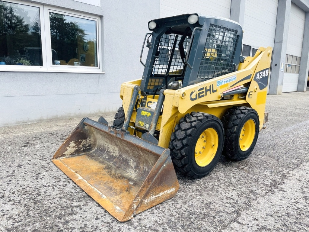 Gehl SL4240 (4035) - Máy xúc lật đa năng: hình 4 Gehl SL4240 (4035) - Máy xúc lật đa năng: hình 4