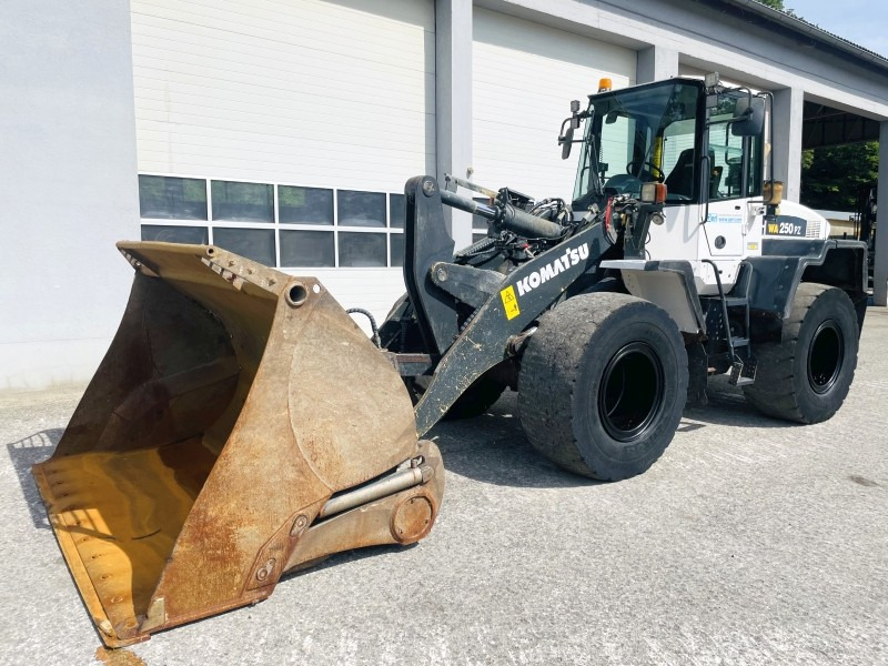 Komatsu WA250PZ-6 (3824) - Máy xúc lật bánh lốp: hình 3 Komatsu WA250PZ-6 (3824) - Máy xúc lật bánh lốp: hình 3