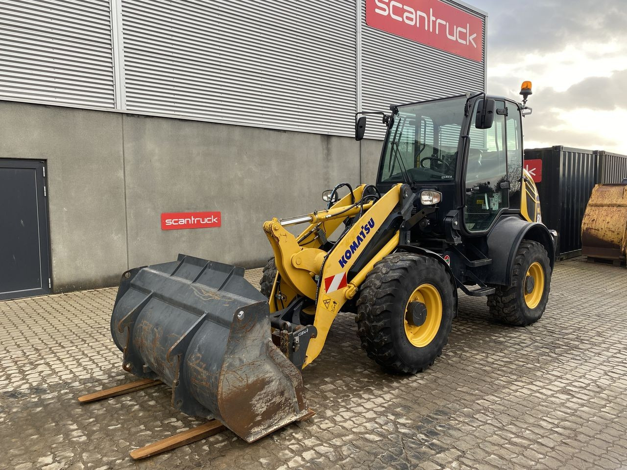 Komatsu WA80M-8EO - Máy xúc lật mini gấp khúc: hình 1 Komatsu WA80M-8EO - Máy xúc lật mini gấp khúc: hình 1