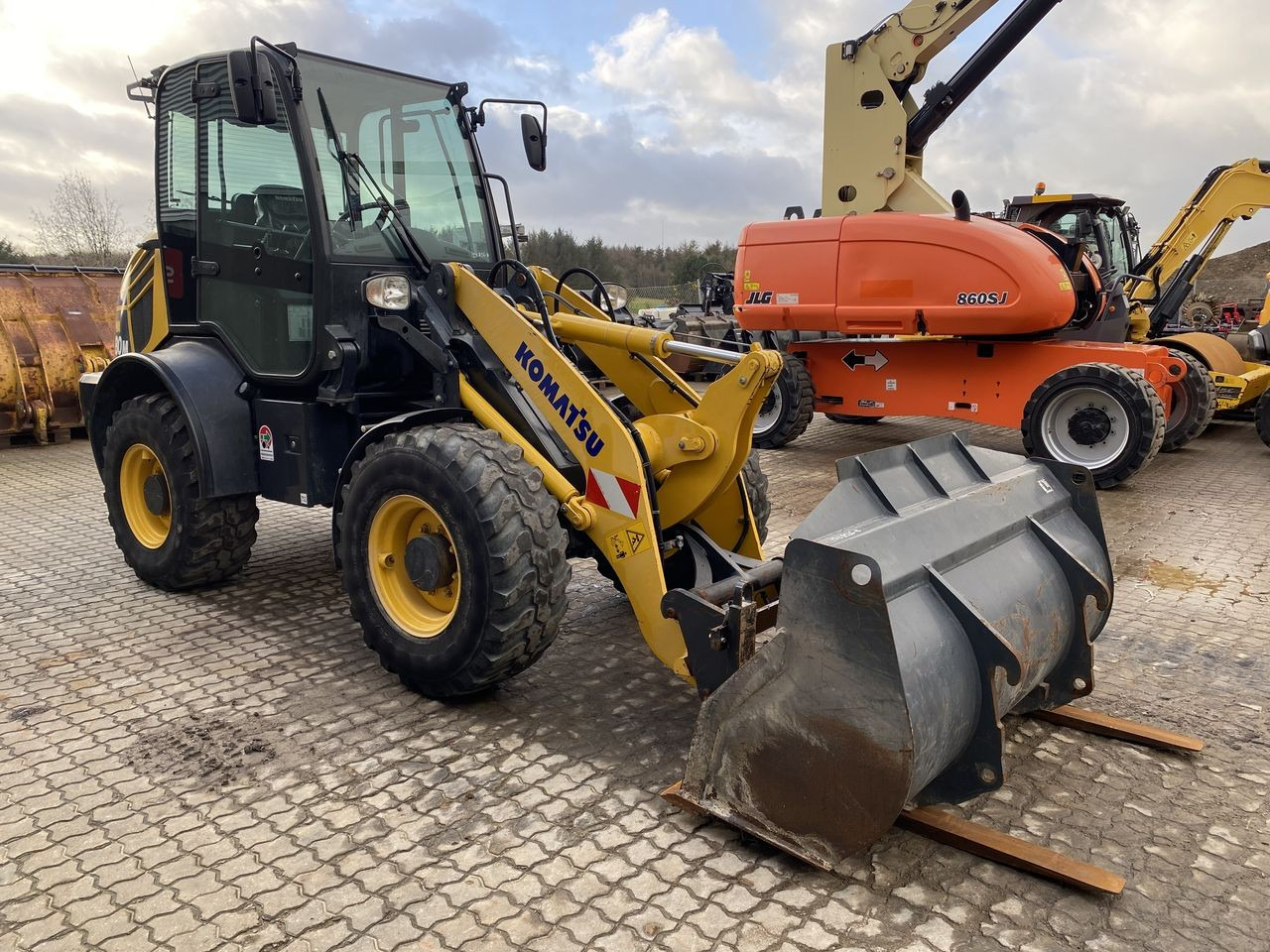 Komatsu WA80M-8EO - Máy xúc lật mini gấp khúc: hình 5 Komatsu WA80M-8EO - Máy xúc lật mini gấp khúc: hình 5