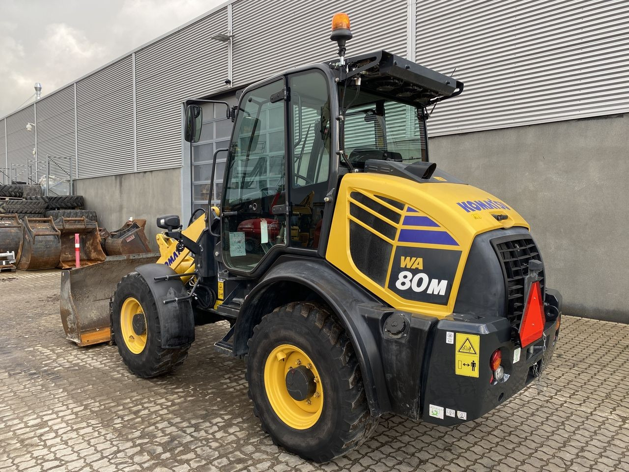 Komatsu WA80M-8EO - Máy xúc lật mini gấp khúc: hình 2 Komatsu WA80M-8EO - Máy xúc lật mini gấp khúc: hình 2