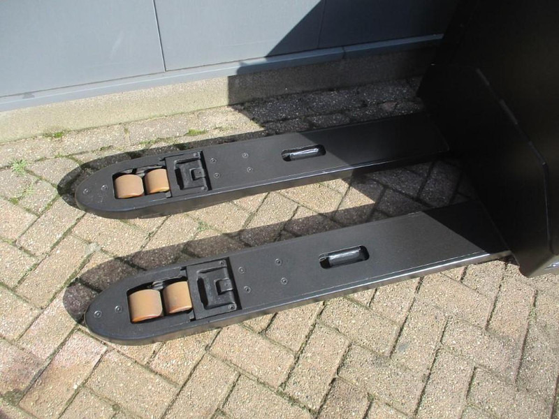 Toyota LPE200 - Xe tải nâng pallet: hình 4 Toyota LPE200 - Xe tải nâng pallet: hình 4