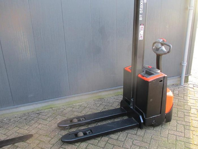 Toyota SWE 080L - Máy xếp chồng: hình 2 Toyota SWE 080L - Máy xếp chồng: hình 2