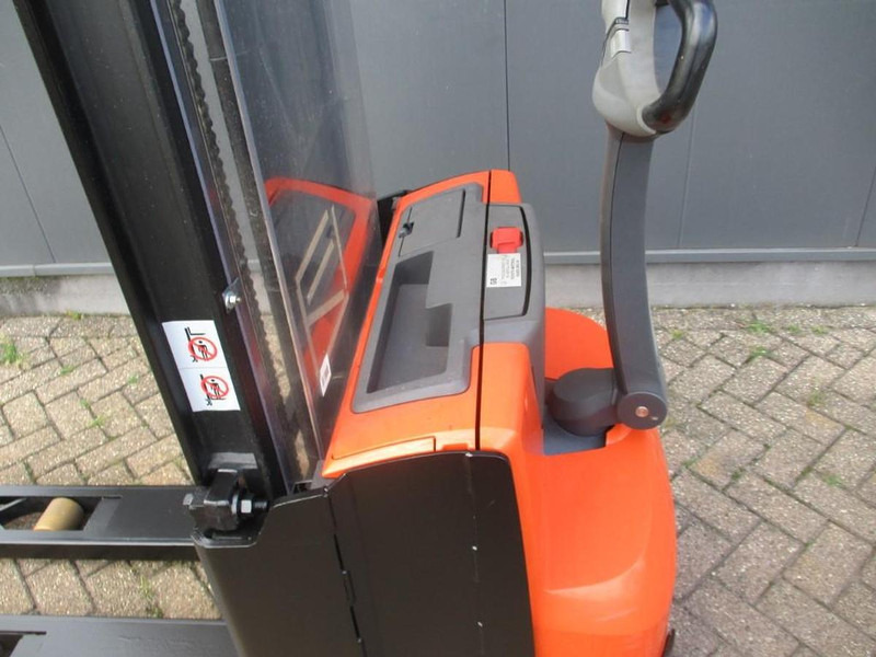 Toyota SWE 100 - Máy xếp chồng: hình 5 Toyota SWE 100 - Máy xếp chồng: hình 5