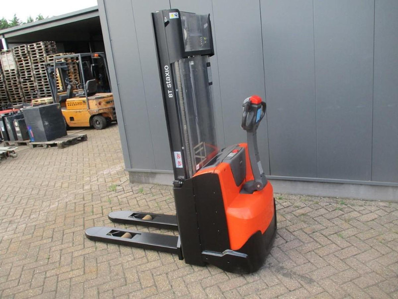 Toyota SWE 100 - Máy xếp chồng: hình 3 Toyota SWE 100 - Máy xếp chồng: hình 3