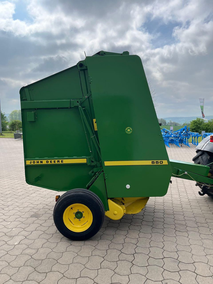 John Deere 550 - Máy đóng kiện tròn: hình 3 John Deere 550 - Máy đóng kiện tròn: hình 3