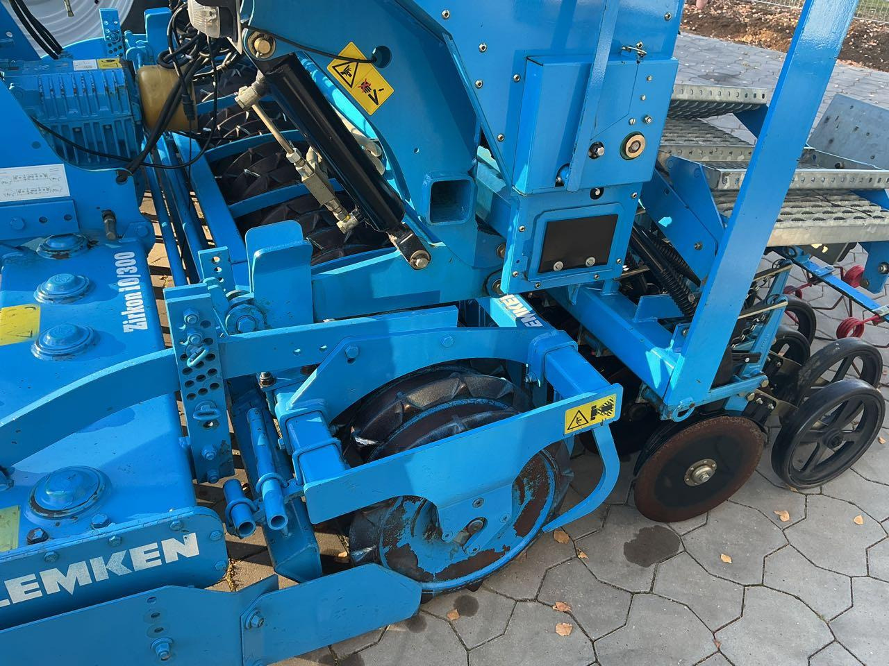 Lemken Saphir 7/300 DS - Máy gieo hạt liên hợp: hình 3 Lemken Saphir 7/300 DS - Máy gieo hạt liên hợp: hình 3