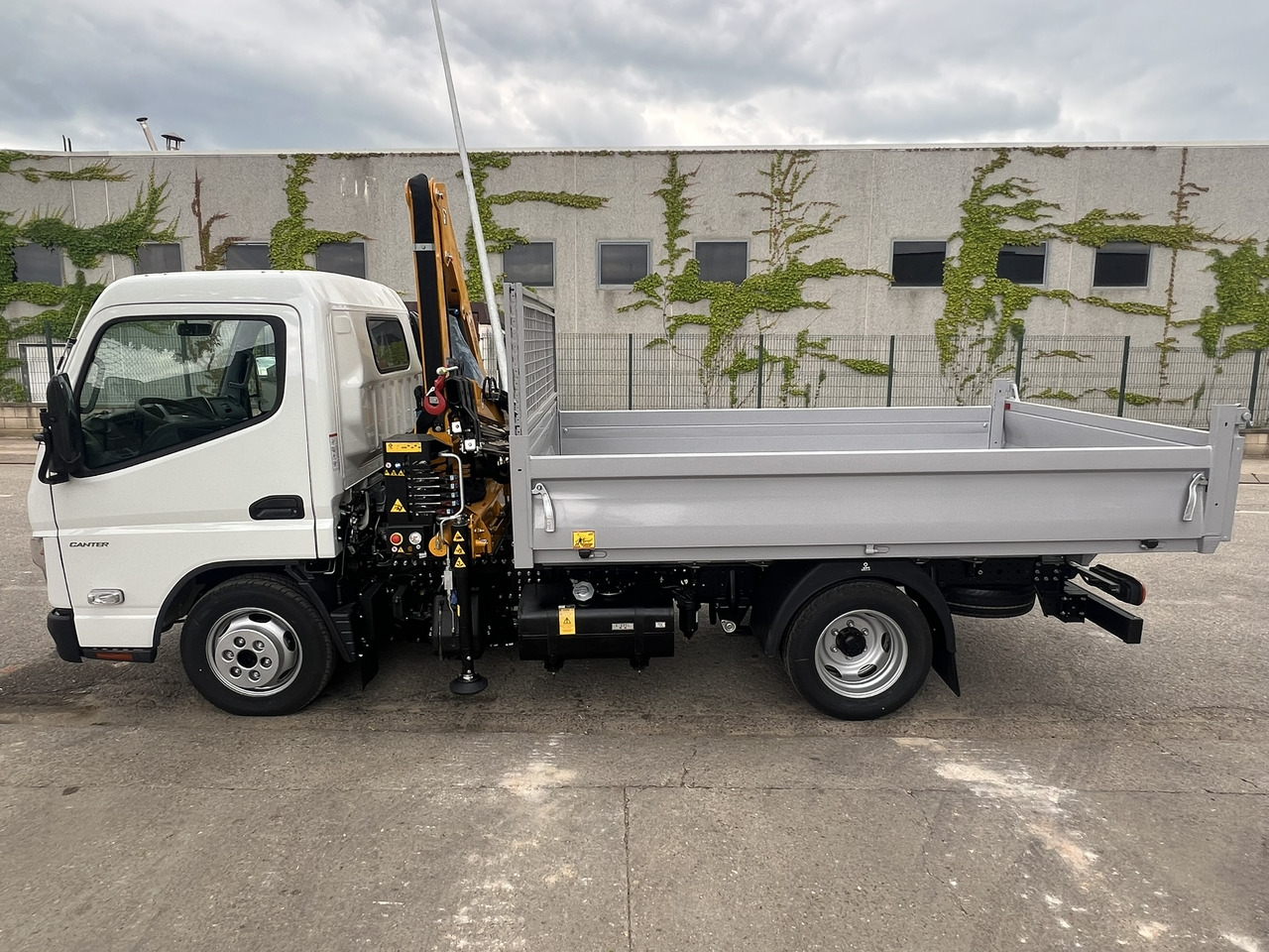 FUSO 35 3S - Xe cẩu tự hành: hình 2 FUSO 35 3S - Xe cẩu tự hành: hình 2