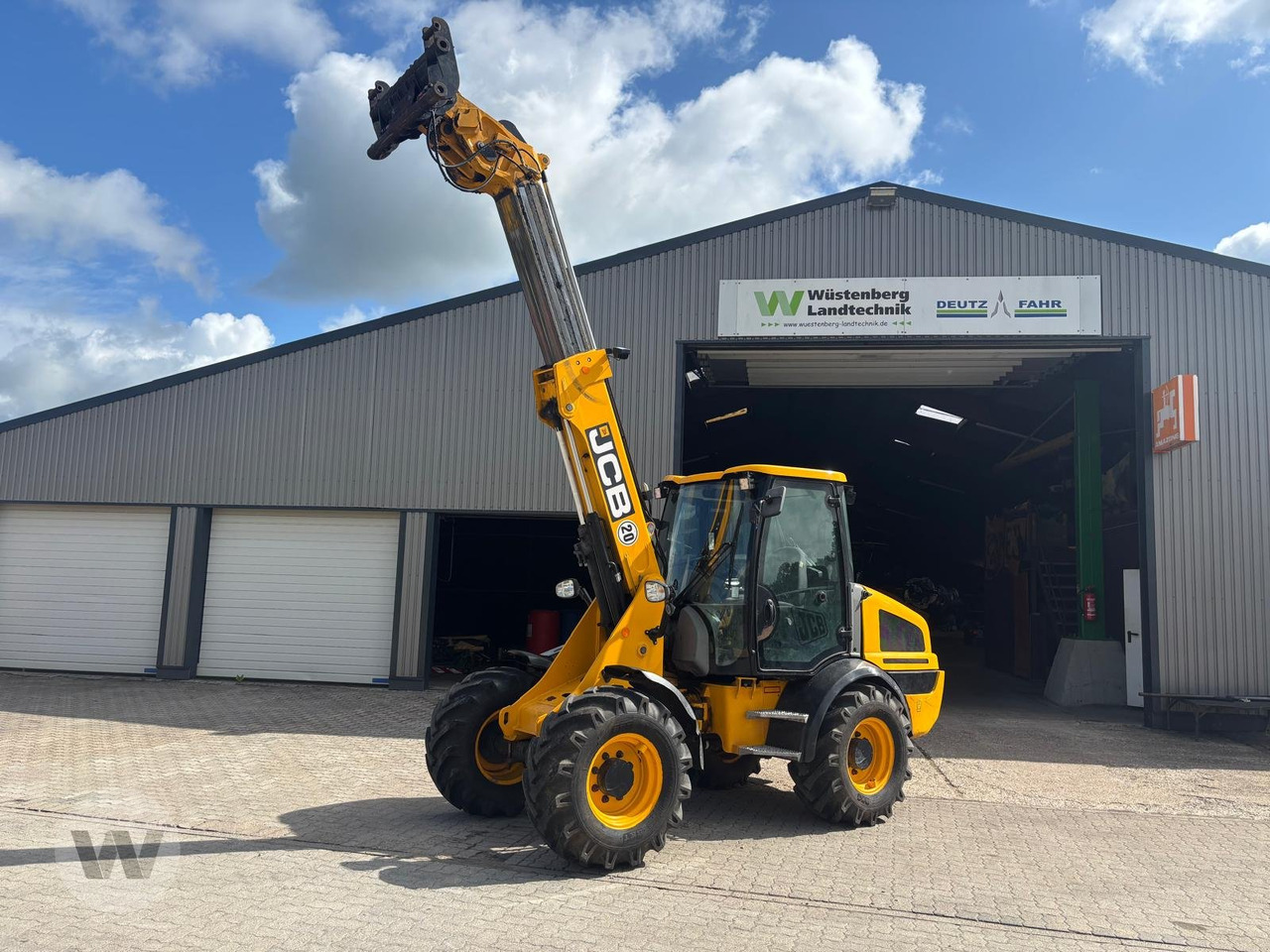 JCB TM 220 - Máy xúc lật bánh lốp: hình 1 JCB TM 220 - Máy xúc lật bánh lốp: hình 1