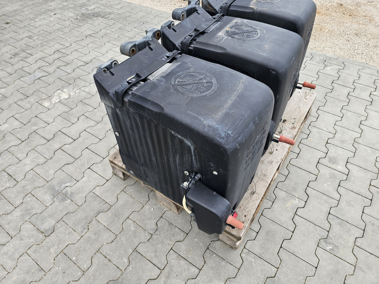 DAF XF106 EURO 6 / VERTICAL BATTERY BOX - Ắc quy: hình 2 DAF XF106 EURO 6 / VERTICAL BATTERY BOX - Ắc quy: hình 2