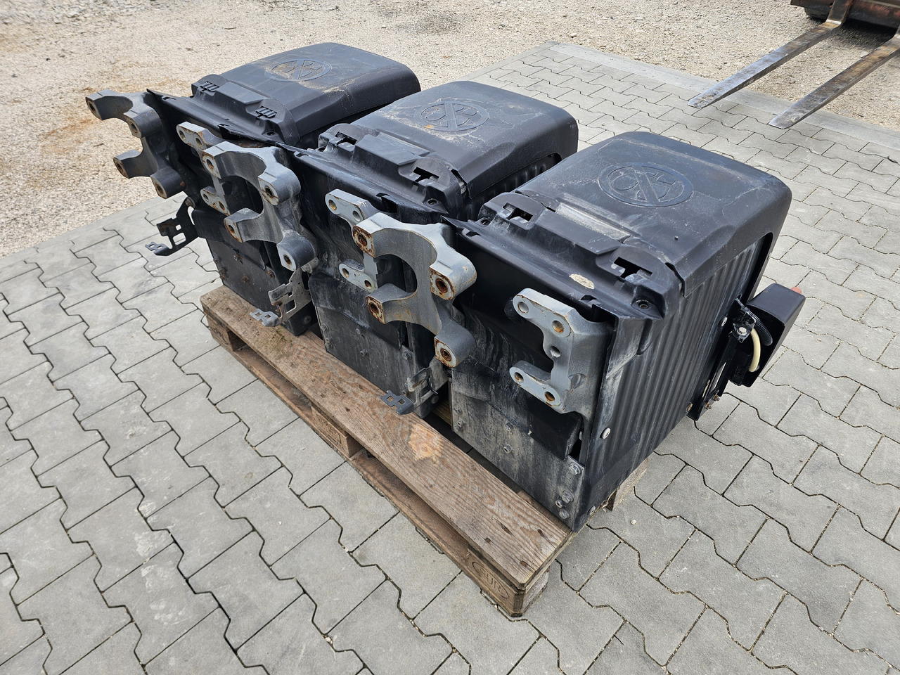 DAF XF106 EURO 6 / VERTICAL BATTERY BOX - Ắc quy: hình 3 DAF XF106 EURO 6 / VERTICAL BATTERY BOX - Ắc quy: hình 3