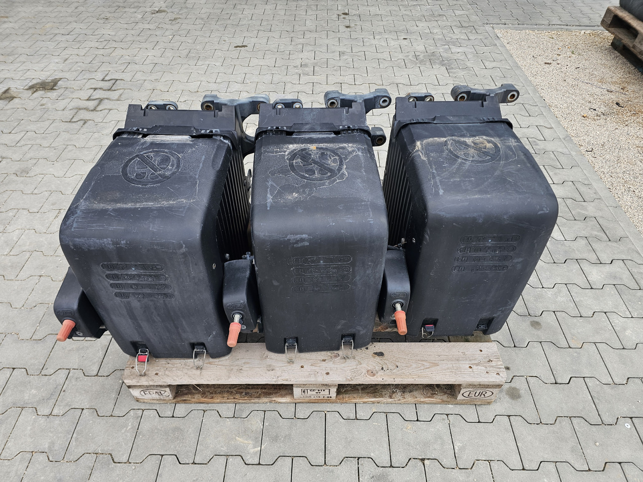 DAF XF106 EURO 6 / VERTICAL BATTERY BOX - Ắc quy: hình 1 DAF XF106 EURO 6 / VERTICAL BATTERY BOX - Ắc quy: hình 1