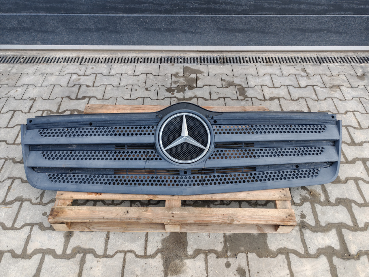 MERCEDES-BENZ ATEGO MP4 EURO 6 / FRONT GRILL - Lưới tản nhiệt: hình 2 MERCEDES-BENZ ATEGO MP4 EURO 6 / FRONT GRILL - Lưới tản nhiệt: hình 2