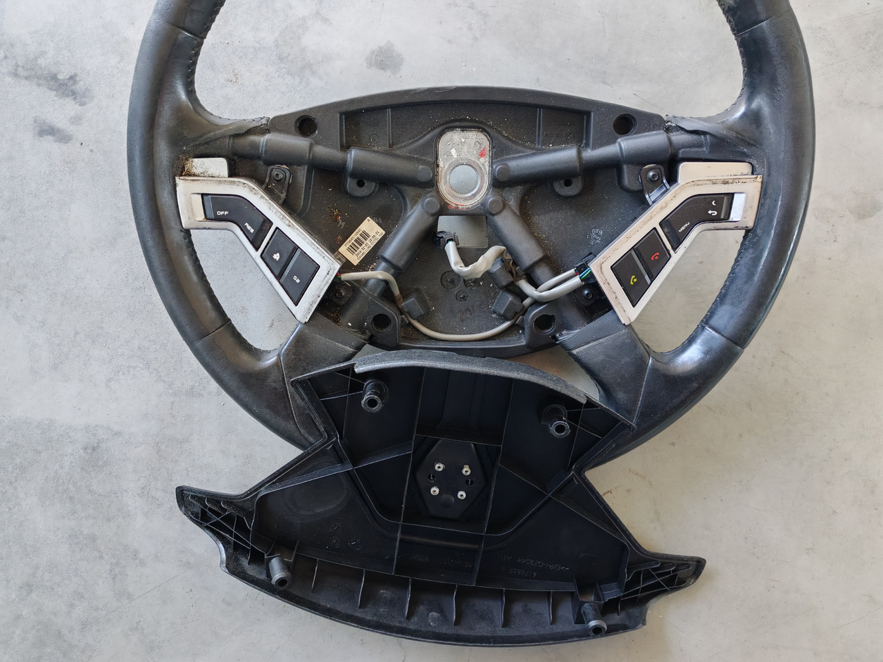 RENAULT RANGE T / STEERING WHEEL / 7484519945 - Vô lăng: hình 2 RENAULT RANGE T / STEERING WHEEL / 7484519945 - Vô lăng: hình 2