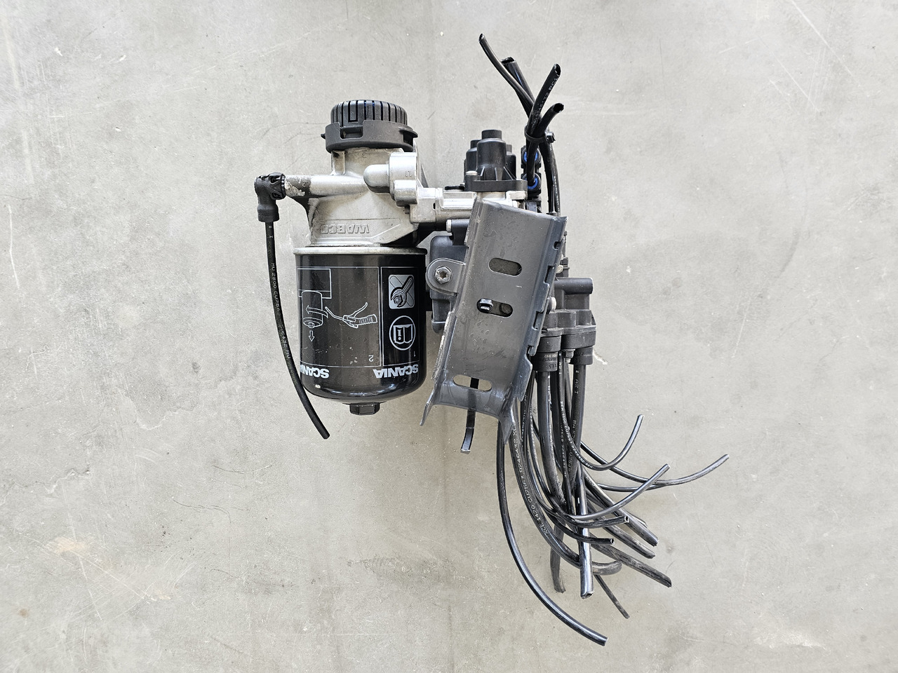 SCANIA APS AIR DRYIER VALVE / 2608040 / WORLDWIDE DELIVERY - Van phanh: hình 2 SCANIA APS AIR DRYIER VALVE / 2608040 / WORLDWIDE DELIVERY - Van phanh: hình 2