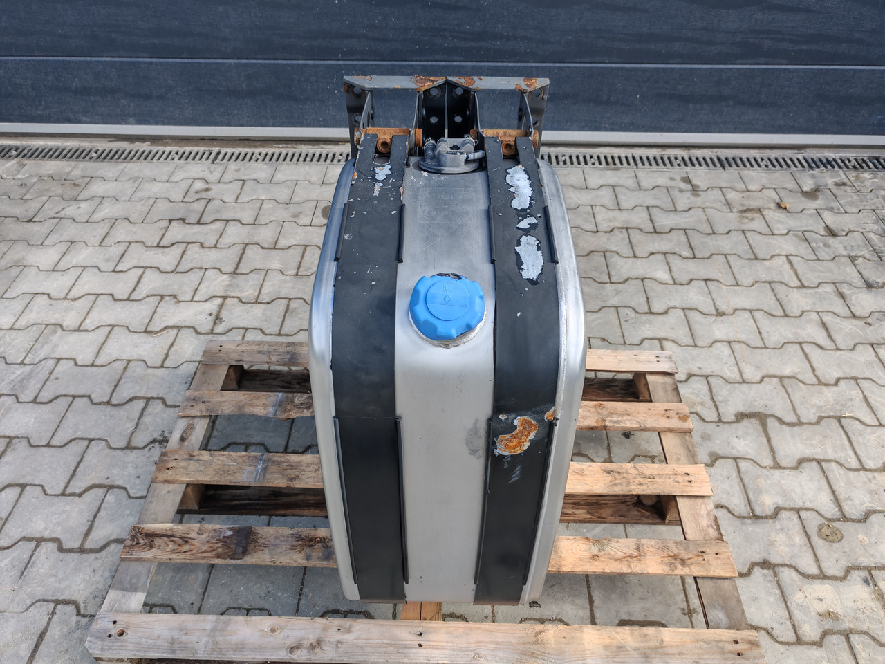 VOLVO RENAULT / COMPLETE ADBLUE TANK / 21065425 - Bình AdBlue: hình 2 VOLVO RENAULT / COMPLETE ADBLUE TANK / 21065425 - Bình AdBlue: hình 2