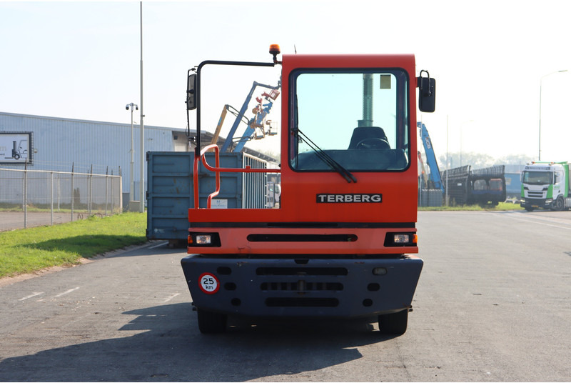 Terberg YT182 - Máy cày trạm: hình 3 Terberg YT182 - Máy cày trạm: hình 3