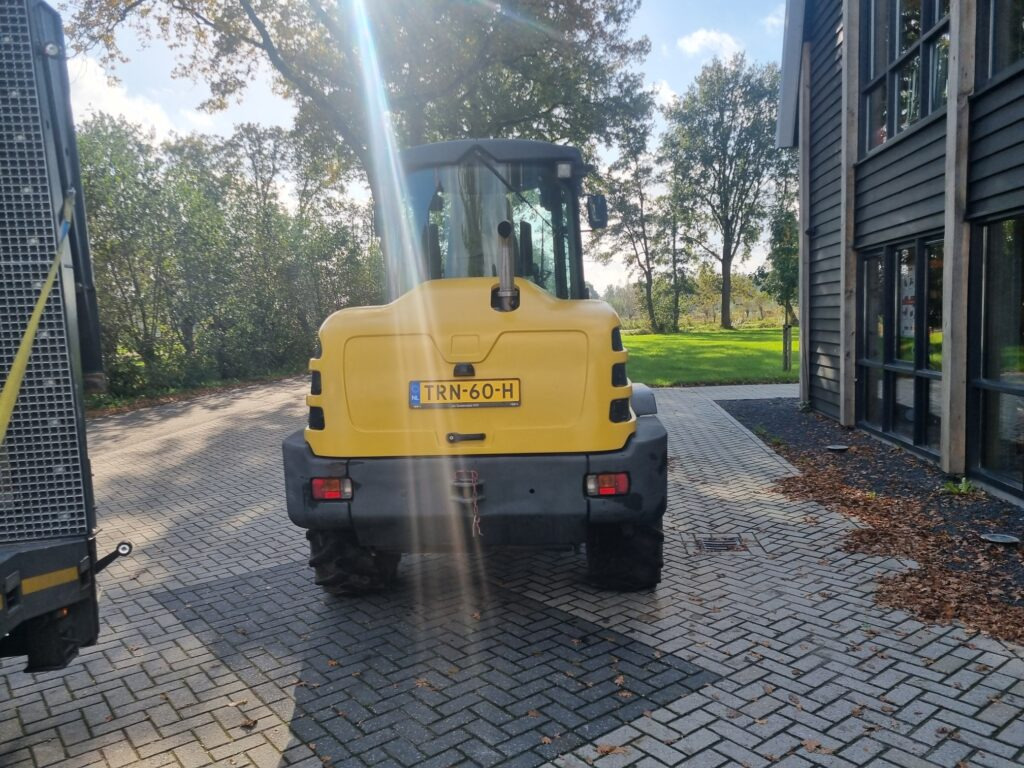 YANMAR V120 - Máy xúc lật bánh lốp: hình 3 YANMAR V120 - Máy xúc lật bánh lốp: hình 3