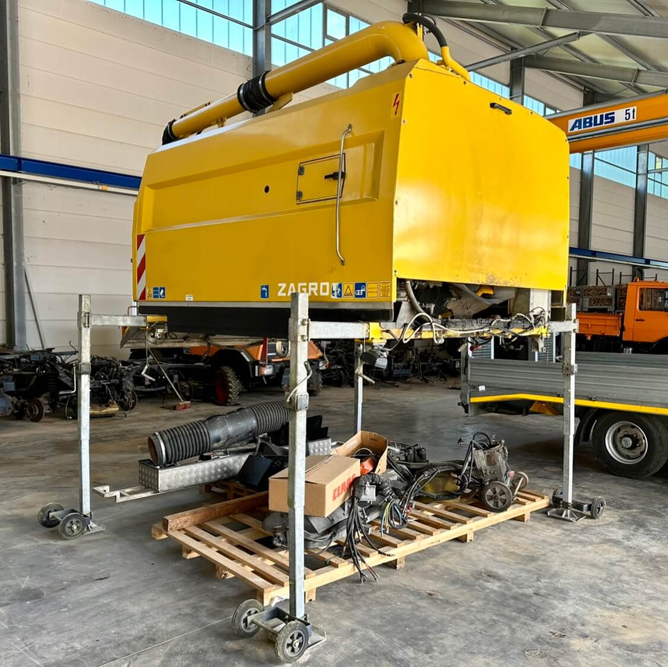 Unimog Aufbaukehrmaschine Trilety SK-370 - Xe quét đường: hình 1 Unimog Aufbaukehrmaschine Trilety SK-370 - Xe quét đường: hình 1