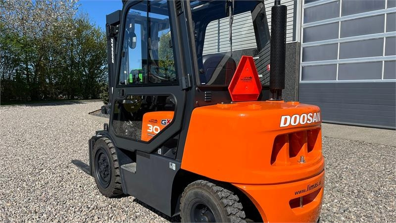 Doosan D30 G med kabine og KUN 57 TIMER FRA NY, MED TIME - Xe nâng diesel: hình 3 Doosan D30 G med kabine og KUN 57 TIMER FRA NY, MED TIME - Xe nâng diesel: hình 3