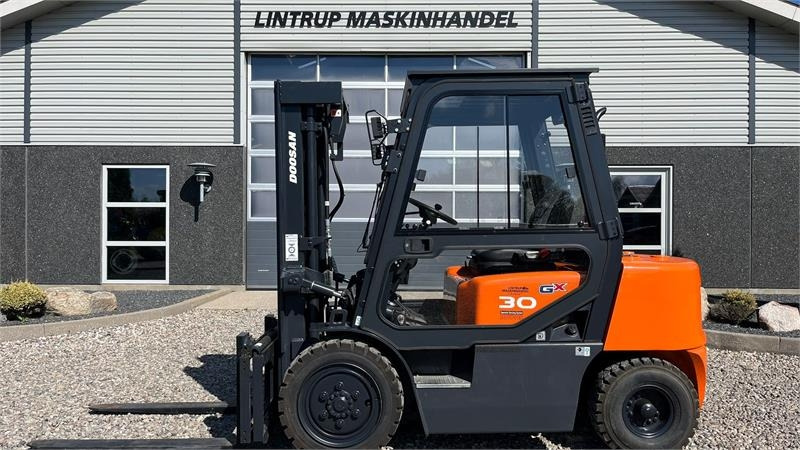 Doosan D30 G med kabine og KUN 57 TIMER FRA NY, MED TIME - Xe nâng diesel: hình 1 Doosan D30 G med kabine og KUN 57 TIMER FRA NY, MED TIME - Xe nâng diesel: hình 1