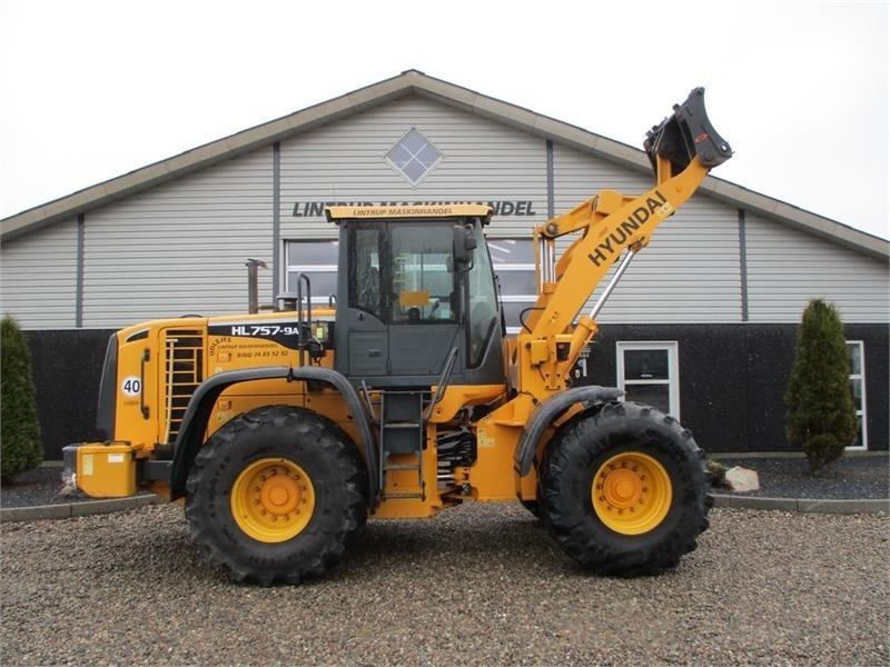 Hyundai 757-9A med 620/75R26 traktor hjul montering på - Máy xúc lật bánh lốp: hình 2 Hyundai 757-9A med 620/75R26 traktor hjul montering på - Máy xúc lật bánh lốp: hình 2