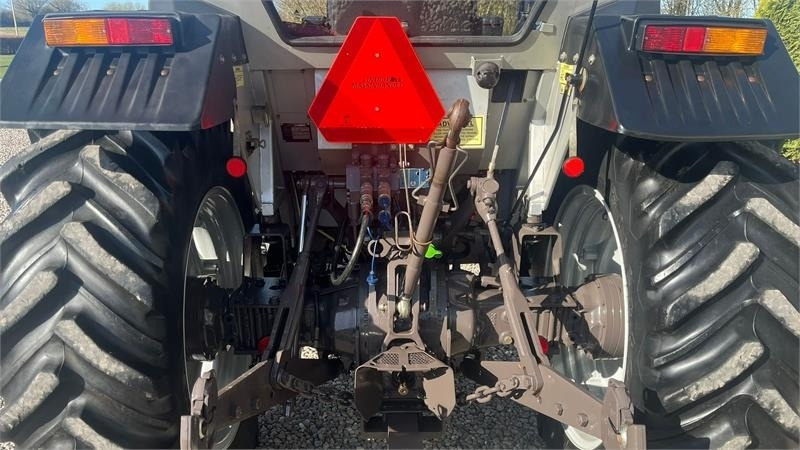 Massey Ferguson 390 HiLine med frontlift - Máy cày: hình 5 Massey Ferguson 390 HiLine med frontlift - Máy cày: hình 5
