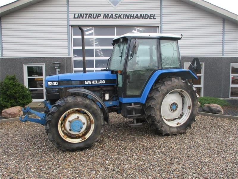 New Holland 8240 SLE Med frontlift og frontPTO - Máy cày: hình 1 New Holland 8240 SLE Med frontlift og frontPTO - Máy cày: hình 1