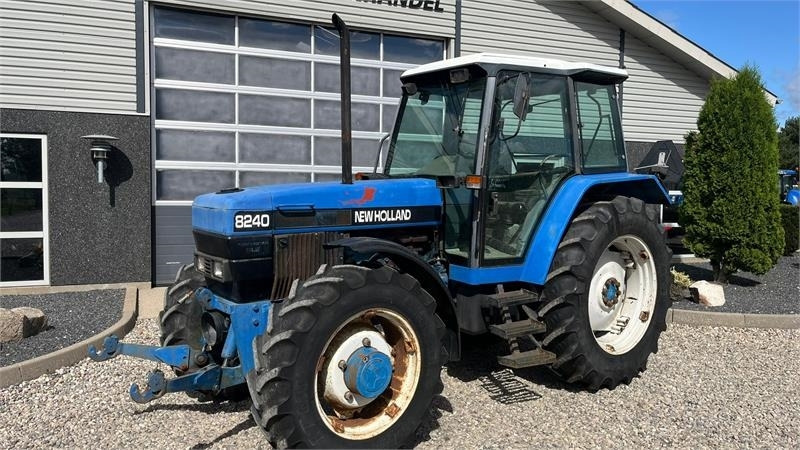 New Holland 8240 SLE Med frontlift og frontPTO - Máy cày: hình 2 New Holland 8240 SLE Med frontlift og frontPTO - Máy cày: hình 2