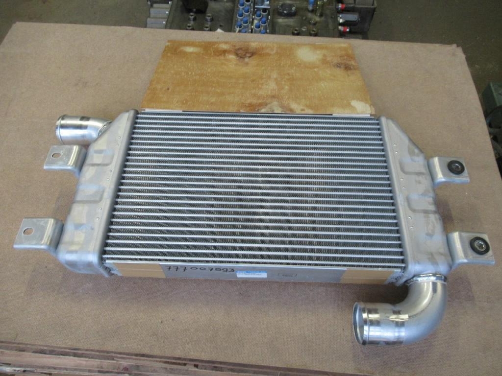 Case LN003220 - Bộ làm mát liên hợp cho Máy móc xây dựng: hình 3 Case LN003220 - Bộ làm mát liên hợp cho Máy móc xây dựng: hình 3