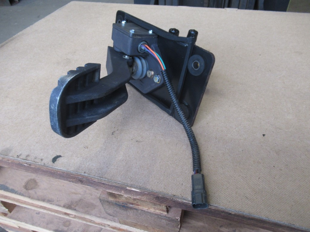 Caterpillar 3734532 - Bàn đạp cho Máy móc xây dựng: hình 4 Caterpillar 3734532 - Bàn đạp cho Máy móc xây dựng: hình 4