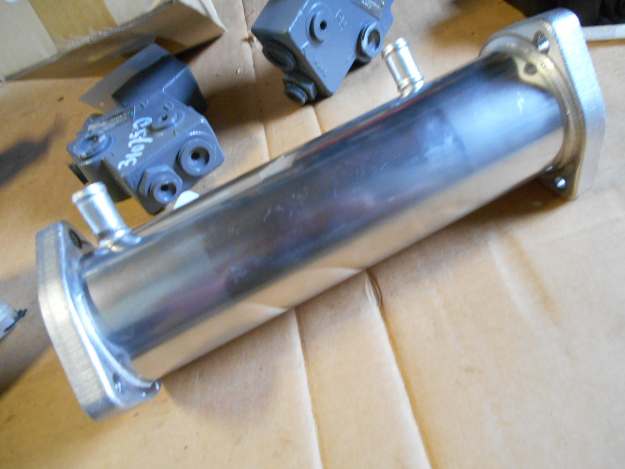 Hitachi 8980281121 - 8982127150 - Bộ làm mát EGR cho Máy móc nông nghiệp: hình 5 Hitachi 8980281121 - 8982127150 - Bộ làm mát EGR cho Máy móc nông nghiệp: hình 5