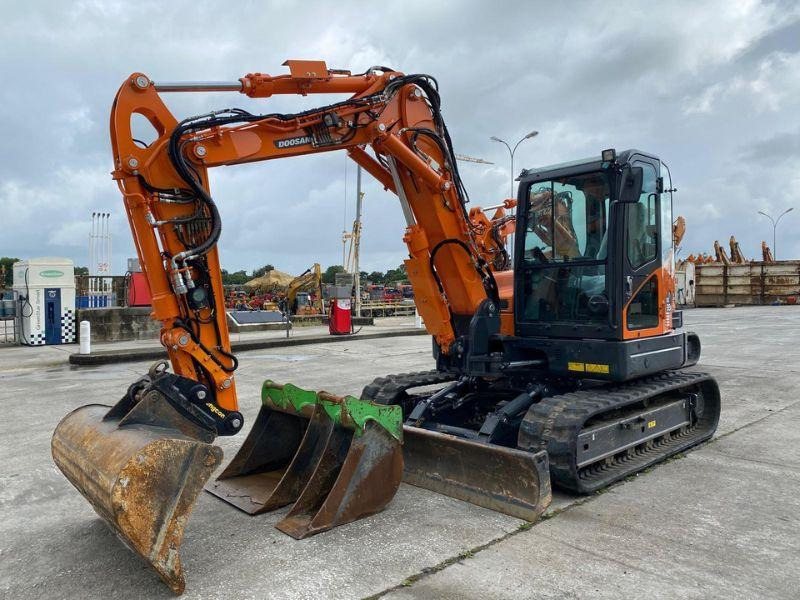 Doosan DX 85 R - Máy xúc bánh xích: hình 1 Doosan DX 85 R - Máy xúc bánh xích: hình 1
