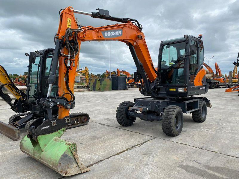 Doosan DX57W - Máy xúc bánh lốp: hình 1 Doosan DX57W - Máy xúc bánh lốp: hình 1