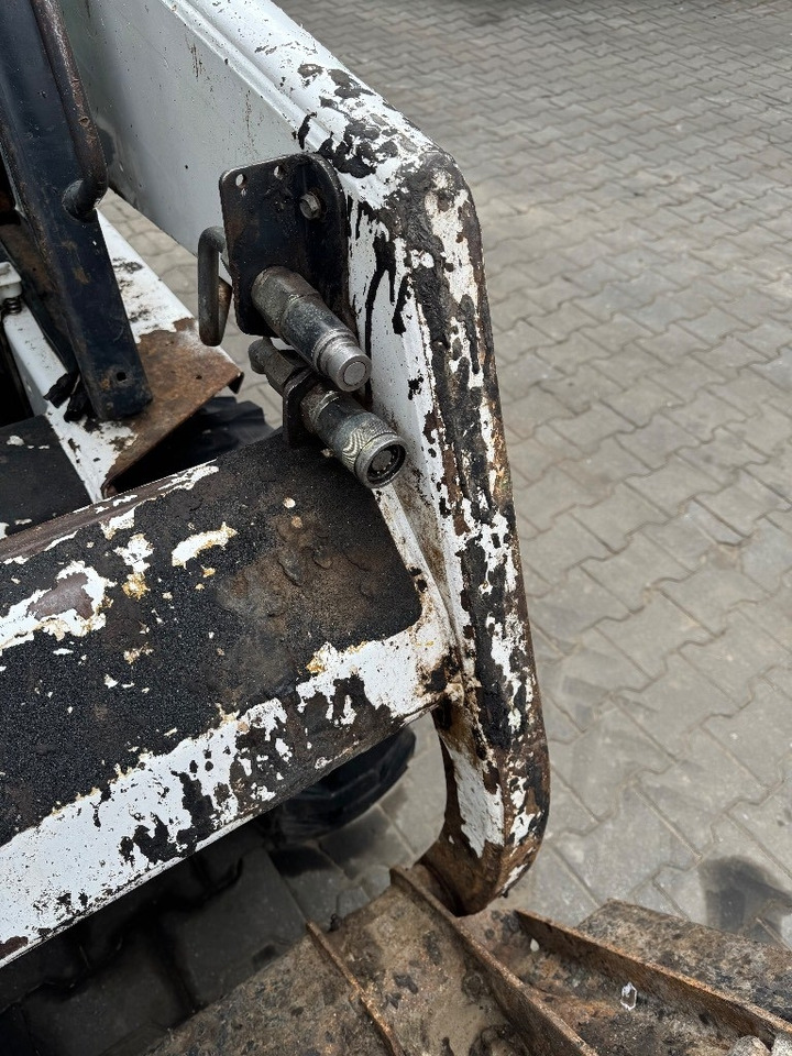 Bobcat 553 - Máy xúc lật đa năng: hình 4 Bobcat 553 - Máy xúc lật đa năng: hình 4