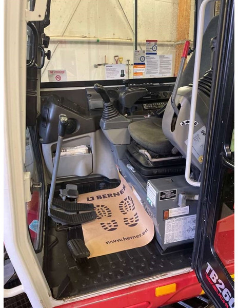 Takeuchi TB 240 - Máy xúc mini: hình 5 Takeuchi TB 240 - Máy xúc mini: hình 5