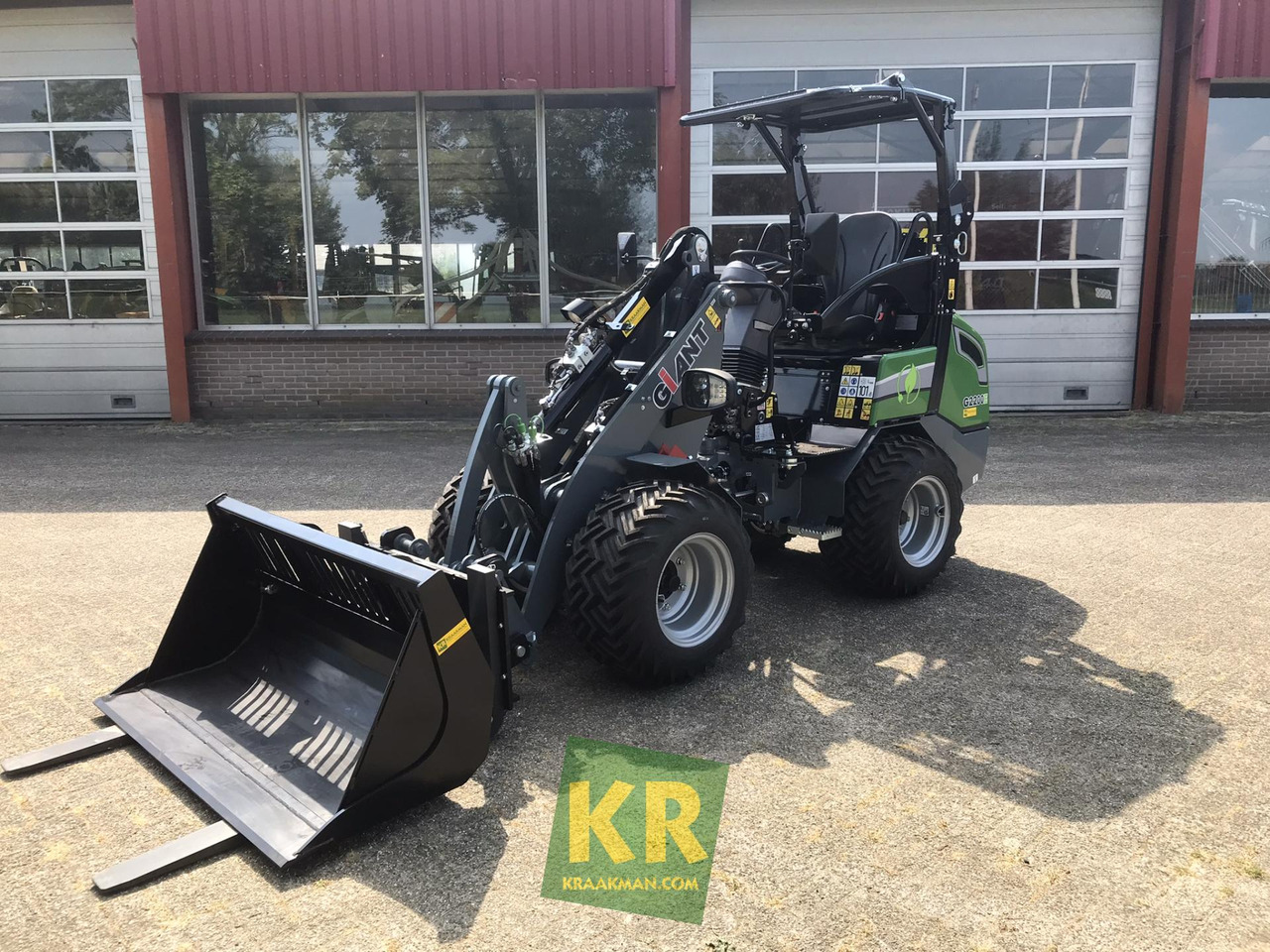 Giant G2200E - Máy xúc lật mini gấp khúc: hình 1 Giant G2200E - Máy xúc lật mini gấp khúc: hình 1