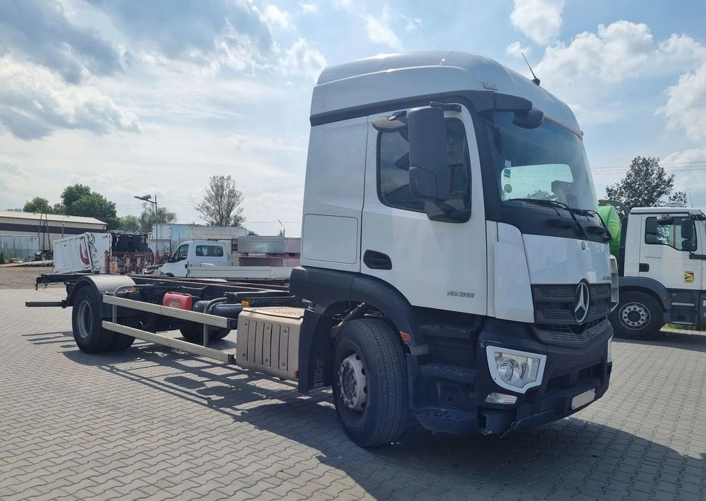 Mercedes-Benz Actros 1836 - Xe tải thùng mui bạt: hình 2 Mercedes-Benz Actros 1836 - Xe tải thùng mui bạt: hình 2
