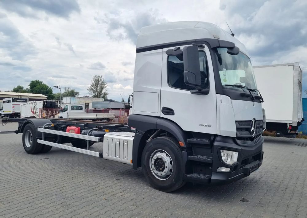 Mercedes-Benz Actros 1836 - Xe tải thùng mui bạt: hình 2 Mercedes-Benz Actros 1836 - Xe tải thùng mui bạt: hình 2