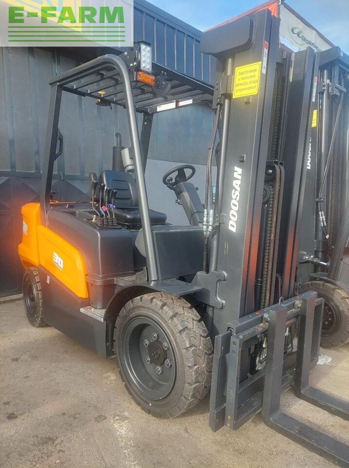 Doosan D30NXS - Xe nâng: hình 1 Doosan D30NXS - Xe nâng: hình 1
