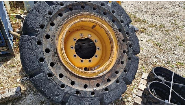 Lốp Big Vollgummi Räder 20,5 x 25 mit Volvo Felgen: hình 12
