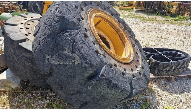Lốp Big Vollgummi Räder 20,5 x 25 mit Volvo Felgen: hình 13