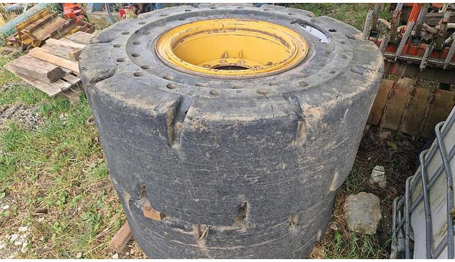 Big Vollgummi Räder 20,5 x 25 mit Volvo Felgen - Lốp: hình 1 Big Vollgummi Räder 20,5 x 25 mit Volvo Felgen - Lốp: hình 1